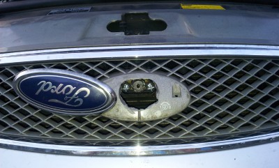 a takhle to vypada po vyvrtani diry pro vyjmuti zamku,neni znicena cela maska a znak diru zakryje,no problem pro me :))